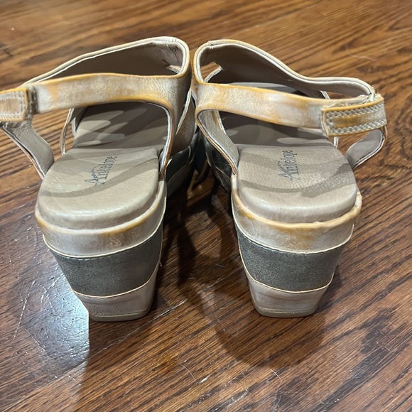 Women’s ANTELOPE 3 1/2” wedge Leather Sandal size 37 Tan/Gold - Picture 4 of 6